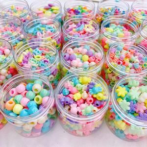 Perles en vrac à gros trous en résine plastique, motif couronne de bonbons roses aux couleurs printanières, emballées en boîte - Product Image 3
