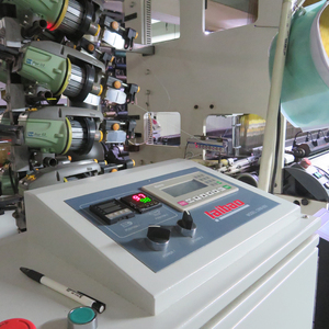 Quảng Châu Phụ Kiện <span class=keywords><strong>Custom</strong></span> Logo Thương Hiệu May Mặc Thẻ Polyester Dệt Nhãn Gấp Vải Dệt May Damask Satin Quần Áo Nhãn - Product Image 5