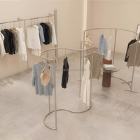 Étagères de présentation de vêtements en acier inoxydable pour magasin de vêtements pour femmes, vente directe d'usine Dy Design