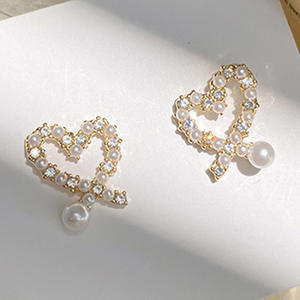 E2041 Orecchini pendenti a forma di cuore in oro con perle finte e cristalli per gioielli da donna in stile romantico da matrimonio - Product Image 3