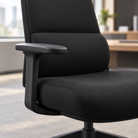 Chaise de bureau exécutive noire avec dossier haut rembourré, appui-tête, accoudoirs et base à cinq étoiles sur roulettes pour espaces de travail professionnels quotidiens