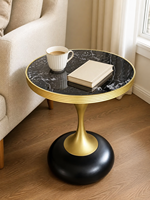 Table d'appoint ronde en MDF imprimé motif marbre noir avec piétement en fer doré et base noire pour salon, hôtel, OEM, ODM