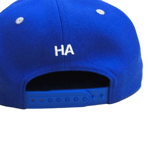 Casquette Snapback à 6 panneaux avec logo d'entreprise personnalisé brodé, bleu royal, OSFA, 80% acrylique, 20% laine, visière grise - Product Image 4