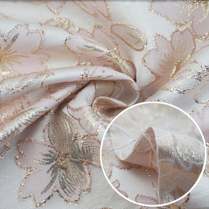 Tissu <span class=keywords><strong>de</strong></span> <span class=keywords><strong>soie</strong></span> tissé à fleurs pour femmes, vente en gros, tissu Jacquard Lurex en <span class=keywords><strong>mousseline</strong></span> <span class=keywords><strong>de</strong></span> <span class=keywords><strong>soie</strong></span>, tissu brocart en Polyester - Product Image 1