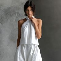 Ensemble 2 pièces tendance : Haut halter torsadé blanc minimaliste et pantalon large à taille élastique avec poches pour femme – Idéal pour les vacances