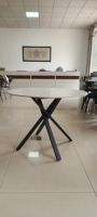 Table à manger moderne en pierre de marbre blanc avec pieds en métal noir uniques pour la cuisine ou l'appartement Meubles de maison