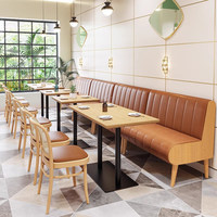 Ensemble de salle à manger moderne en bois et rotin tressé, table et chaises durables et écologiques, sièges pour restaurant, café, ou stand.