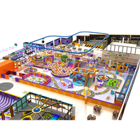 Aire de jeux intérieure commerciale avec toboggan souple, piscine à balles, trampoline, parcours d'obstacles et manège