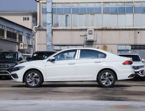 Polo 2023 5 portes 5 places Turbo <span class=keywords><strong>Hatchback</strong></span> 1.5L Transmission automatique Faible kilométrage Bon état Sièges en cuir Intérieur foncé Gauche - Product Image 3