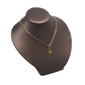 Nouveau Collier Femme en Acier Inoxydable Poli Miroir Anti-ternissement avec Pendentif Lettre Initiale M, Vente en Gros Personnalisée 2024 - Product Image 3