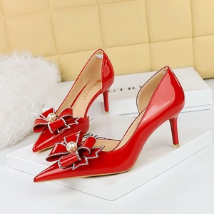 Zapatos de Tacón Bajo con Punta en Pico y Adorno de Perlas y Diamantes de Imitación, en Charol Brillante, Novedad 2023, Gran Venta - Product Image 2