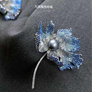 Broche de luxe minimaliste haut de gamme en forme de fleur de perle rétro pour vêtements et accessoires de poitrine - Product Image 3