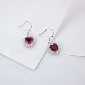 Boucles d'oreilles pendantes en argent 925 avec rubis cultivé taille cœur - Product Image 4