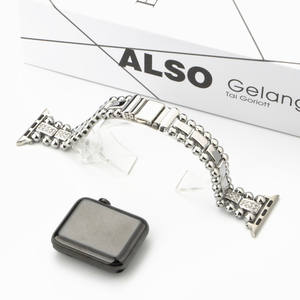 <span class=keywords><strong>Bracelet</strong></span> de luxe en métal pour dames avec chaîne <span class=keywords><strong>Bracelet</strong></span> de montre intelligent avec breloque pour <span class=keywords><strong>Apple</strong></span> <span class=keywords><strong>Watch</strong></span> Series 9 8 <span class=keywords><strong>7</strong></span> <span class=keywords><strong>Bracelet</strong></span> pour femmes filles - Product Image 6