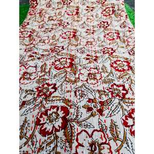 Cubrecama Kantha de algodón artesanal tradicional con un estampado artístico atemporal y una construcción ligera para un interior elegante. - Product Image 3