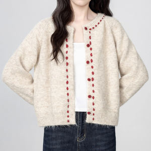 <span class=keywords><strong>Cardigan</strong></span> Oversize da <span class=keywords><strong>Donna</strong></span> in Maglia <span class=keywords><strong>Beige</strong></span> con Dettagli a Pois Rossi - Top Casual Giornaliero Giocoso - Product Image 4