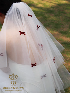 QUEENS GOWN Beau voile de mariée court avec petit nœud rouge Nouveau style de robe de mariée voile avec peigne - Product Image 3