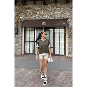 เสื้อฮู้ดแขนกุดสีกากีลายพรางสำหรับผู้หญิง รุ่นอลิซ ผ้าไหม พิมพ์ลายปักตัวอักษร เหมาะสำหรับฤดูใบไม้ร่วงและฤดูหนาว - Product Image 2