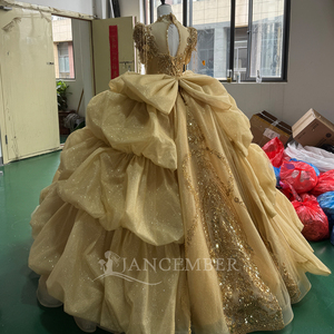 Robe de bal de Quinceañera de luxe Mc029 en tulle doré, longueur ras du sol, richement perlée et scintillante, avec traîne chapelle, volants latéraux drapés et dos en dentelle - Product Image 5