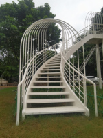 Escalier en acier courbé rotatif pour centre commercial, extérieur, antirouille, installation en DIY, usage intérieur pour immeuble de bureaux - Bois, verre