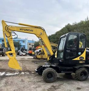 Mini-excavatrice hydraulique Hyundai 60W-7 d'occasion, 6 tonnes, sur chenilles, avec pompe MOOG, moteur principal, modèle 2024, moteur Cummins, excellent état - Product Image 3