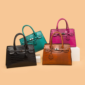 Ensemble de sacs fourre-tout en cuir PU premium effet crocodile pour femme, grande capacité, tendance, avec sac bandoulière assorti mère-fille - Product Image 1