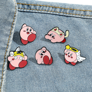 Broche de <span class=keywords><strong>Kirby</strong></span> de estilo japonés, lindo y creativo, con temática de videojuegos de anime, accesorio de insignia de aleación galvanizada. - Product Image 2