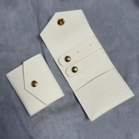 Beige blanc rose Ultra microfibre petit anneau pendentifs bijoux emballage sacs bouton doré Style soutenant les couleurs de Logo personnalisé