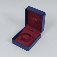 Boîte à bijoux personnalisée en bois miniature rectangulaire ou carrée pour bracelet avec un design minimaliste et profondement personnalisé