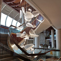 Grand et long lustre en verre d'art d'ondulation de l'eau fait sur commande pour l'escalier d'hôtel