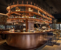 Vitrine à vin classique pour taverne, vitrine personnalisée en acier et marbre, rangement traditionnel pour spiritueux de pub, présentoir commercial avec éclairage LED