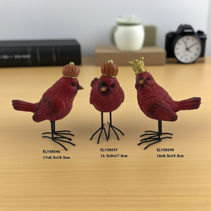 รูปปั้นนกสีแดงเรซิ่นสั่งทำพิเศษ พร้อมมงกุฎทอง ประดับตกแต่งสวน ระเบียง โต๊ะคริสต์มาส - Product Image 1