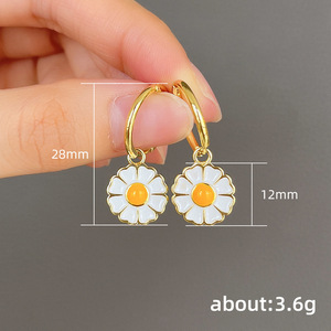 Orecchini a Perno con Fiore di Margherita per Donne, in Lega di Rame, Classici per Fidanzamento e Uso Quotidiano - Product Image 4