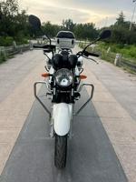 Motocyclette d'occasion. Yamaha Tienjian King 250, moteur monocylindre 250cc refroidi par air, livré avec les trois boîtes d'origine.