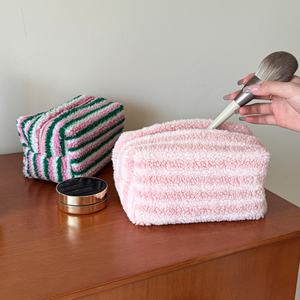 Sac de maquillage rayé en laine d'agneau coton personnalisé fermeture éclair étiquette de lavage doux pour l'hiver sac cosmétique 8 pouces usine vente en gros - Product Image 5