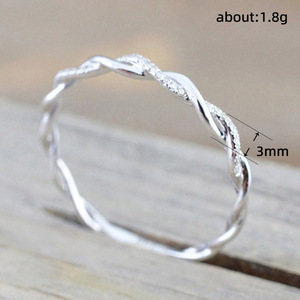 Anello a fascia intrecciata semplice da dito piccolo per donna - Product Image 5