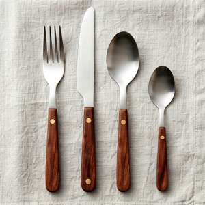 Ensemble de couverts en acier inoxydable avec manche en bois, sculpté à la main, parfait pour la vaisselle de mariage, la restauration élégante et l'utilisation en restaurant. - Product Image 1