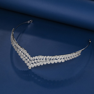 Diadème de mariée de luxe en forme de V, couronne de concours en strass argentés, design élégant en feuille, coiffe de mariage pour le front, diadème de bal pour mariées - Product Image 3