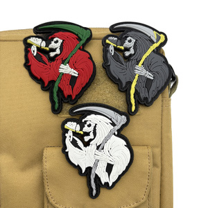 Parche de PVC con diseño de Calavera y Guadaña del Grim Reaper que brilla en la oscuridad, con gancho y bucle para mochila, sombrero, chaleco, bolso, decoración de moda urbana para Halloween - Product Image 2