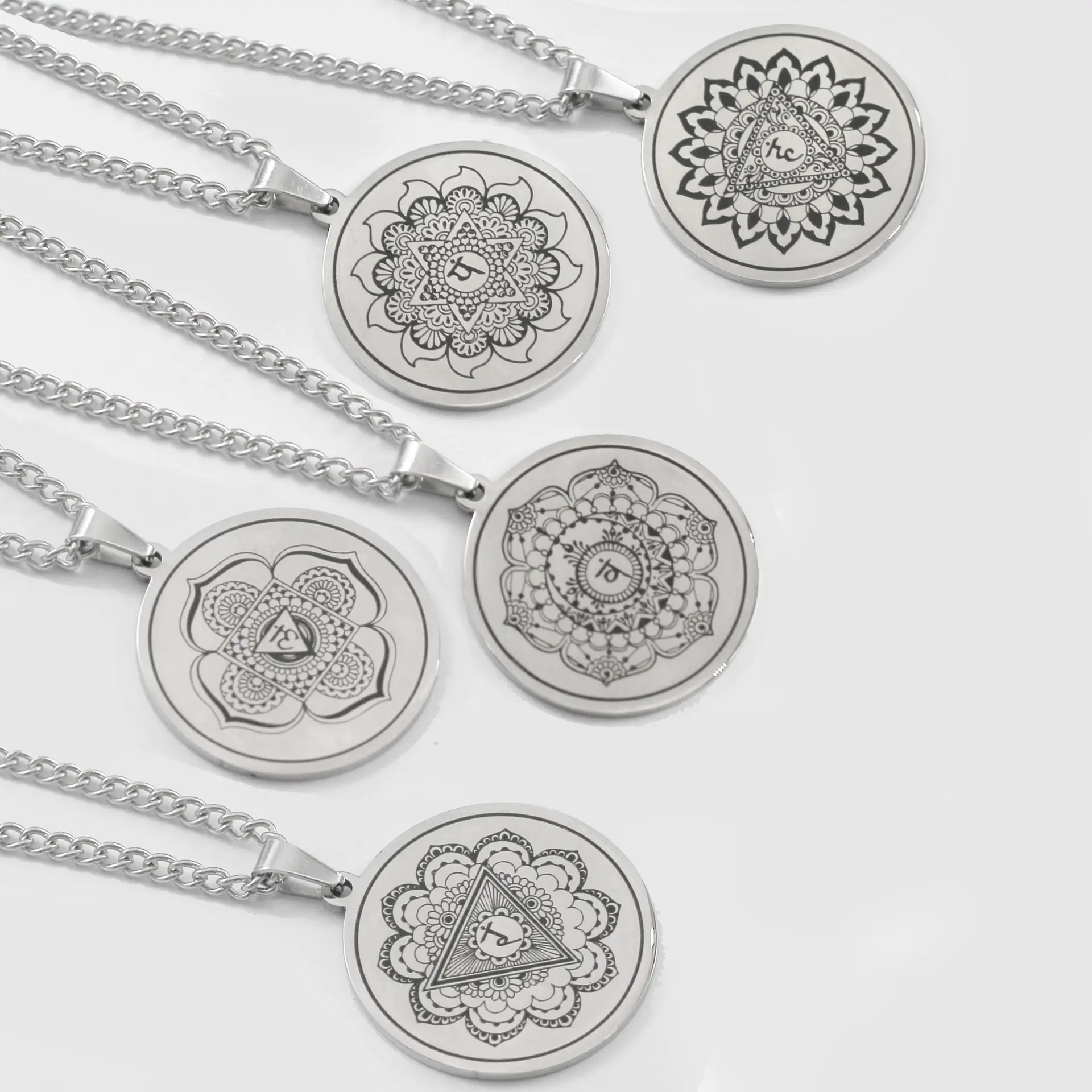 Collana con ciondolo a sette ruote di loto in acciaio inossidabile di vendita calda di gioielleria raffinata collana antica indiana con mandala di yoga all'ingrosso