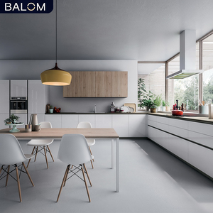 Cocina <span class=keywords><strong>de</strong></span> Lujo BALOM con Gabinetes Gris Tormenta y Blancos, Madera Maciza, Acrílico Puro, Acrílico Compuesto, Acero Inoxidable, Superficie Sólida - Product Image 2