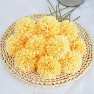 Ramo de Crisantemos Blancos Artificiales - Flores Falsas Realistas con Tallos Verdes, Flores de Plástico Duraderas, Flores Mixtas para Navidad - Product Image 3