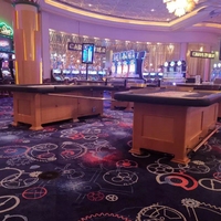 Dalles de moquette commerciales robustes pour casino, logo personnalisé, solution de revêtement de sol pour boîte de nuit et bar, en nylon teint coupé, antistatique, pour salle de poker