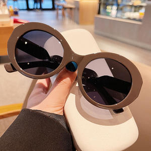 Gafas de Sol Ovaladas Morand Blancas UV400 Ligeras Unisex Estilo Urbano Moda - Product Image 4