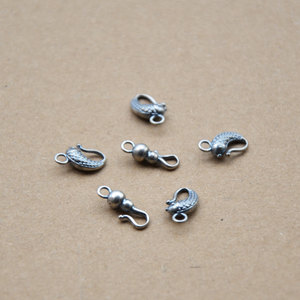 Colgante con forma de anzuelo de carpa, 11x15mm, estilo vintage, accesorio de joyería de metal para hacer collares, formas mixtas Z115 - Product Image 3