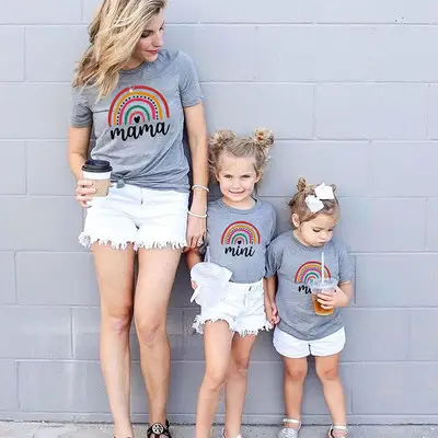 Camiseta de manga curta, camiseta de manga curta para mãe e filha, estampa de arco-íris