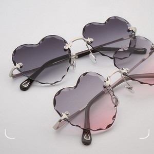 Gafas de sol sin montura para mujer, anteojos de sol femeninos <span class=keywords><strong>con</strong></span> forma de corazón, a la moda, 2022 - Product Image 4