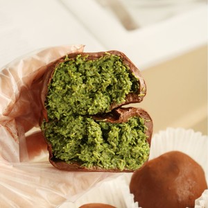 La préparation de mochi est utilisée pour faire du <span class=keywords><strong>chocolat</strong></span> à la pistache de Dubaï, qui a un goût excellent et une texture moelleuse. 25g - Product Image 2