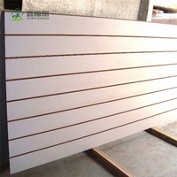 Panneau MDF rainuré simple face blanc ou grain de bois, mélaminé, finition PET blanc brillant 2440*1220
