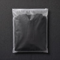 Pochette pour vêtements en polyéthylène recyclé mat, sac en plastique pour vêtements avec logo recyclable pour l'emballage de chemises en magasin